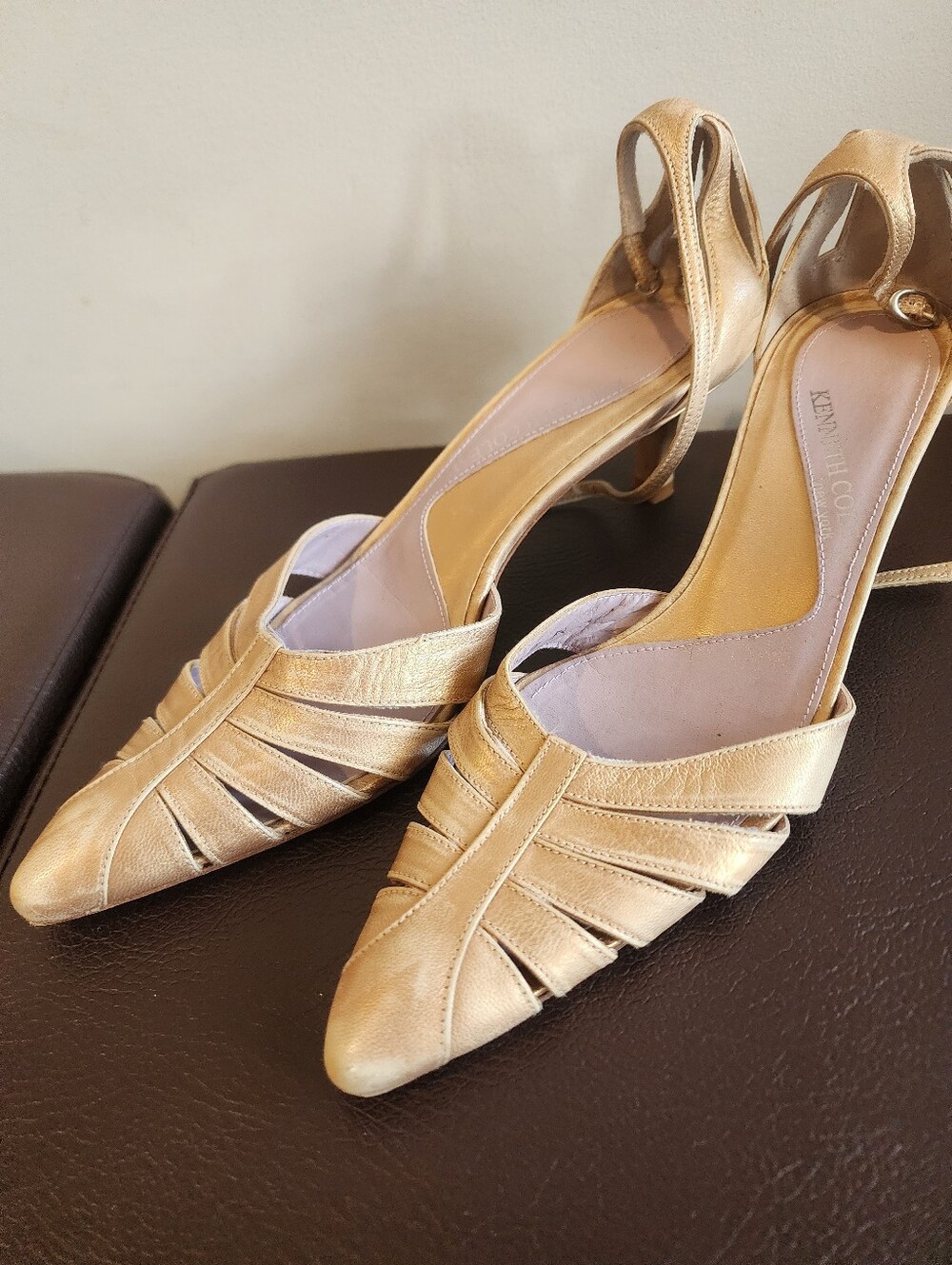 Kenneth Cole New York Gold Leather Strappy Pointed Toe Kitten Heels Sz 5.5